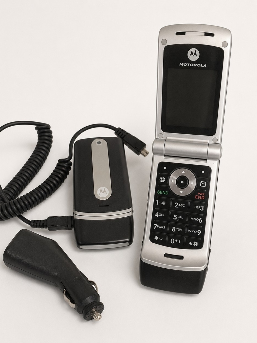 Motorola NET10 Flip Phone VGA 4X Zoom w/ Car Charger Preowned